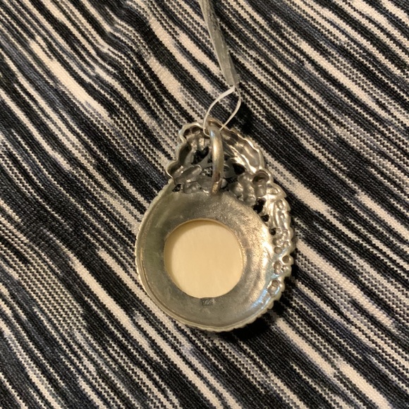 COPY - Bone carved face pendant - Picture 3 of 3